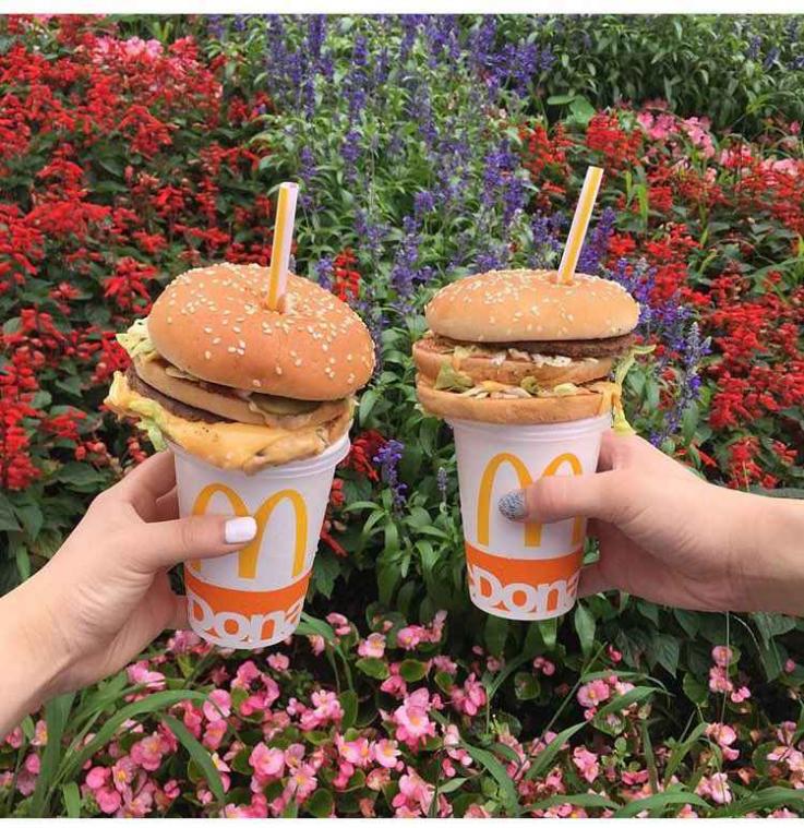 Nieuwe Japanse trend: je hamburger op een rietje steken