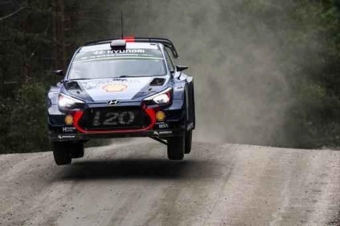 Rally van Finland - Thierry Neuville schuift op naar zesde plaats en rekent op dame Fortuna