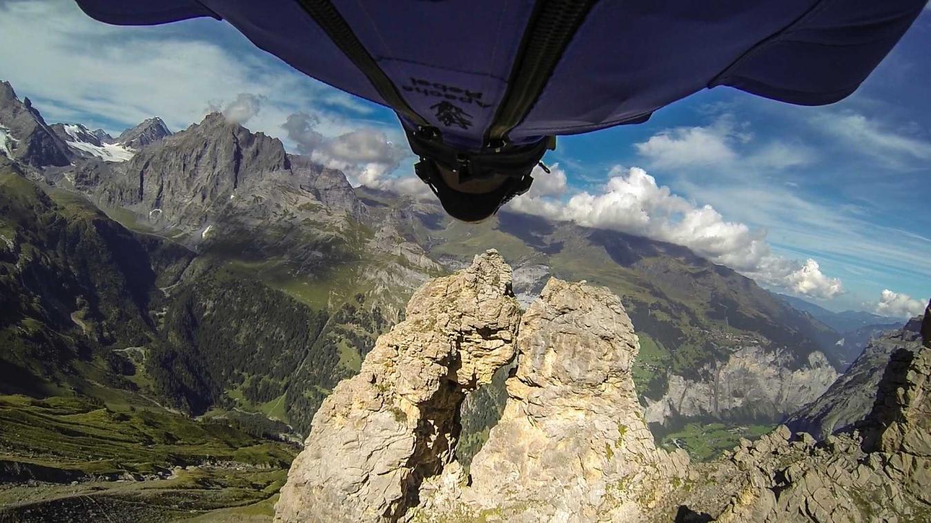 Basejumper vliegt letterlijk door het oog van de naald