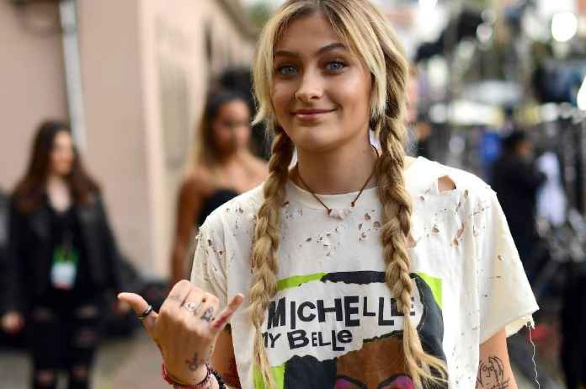 Paris Jackson laat tattoo zetten met peetvader