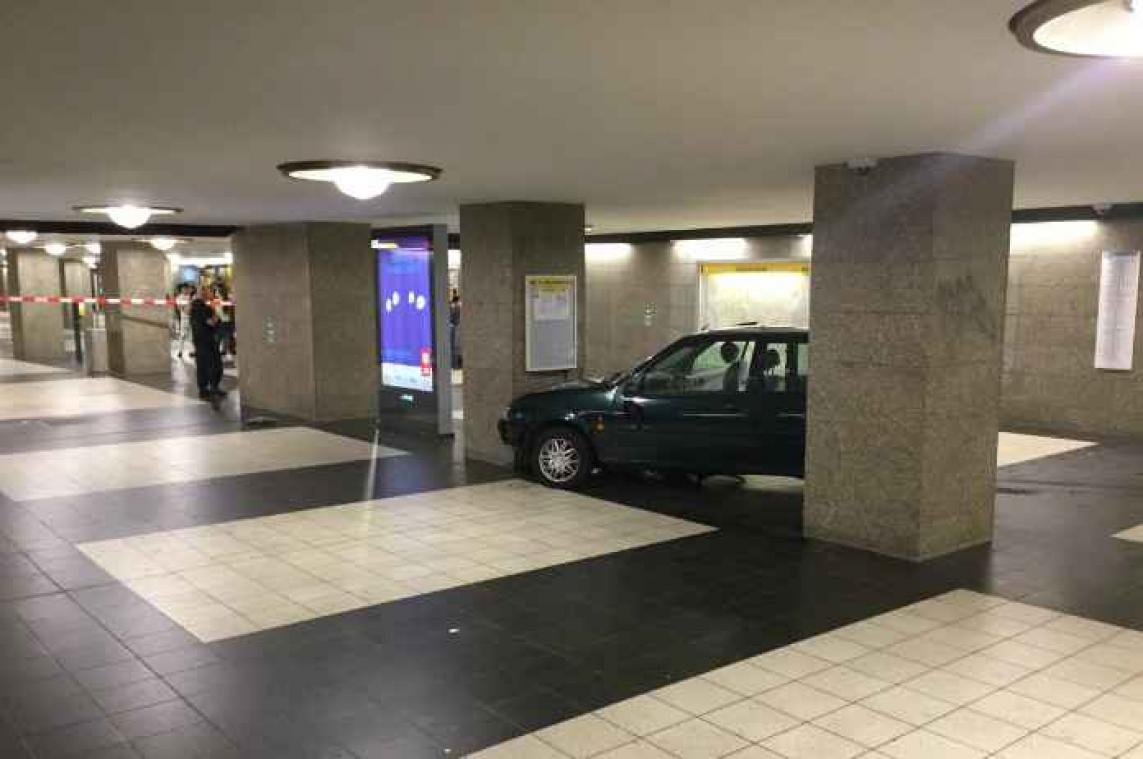 Oeps! Auto rijdt zich vast in metro