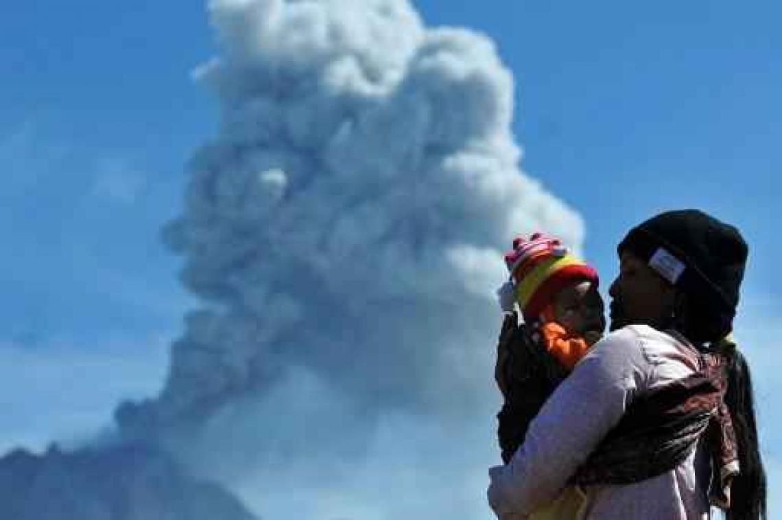 Indonesische vulkaan spuwt weer kilometershoge asse bij nieuwe eruptie