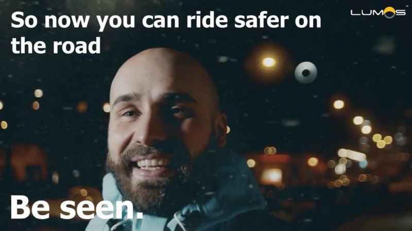 Deze fietshelm heeft pinkers en een stoplicht