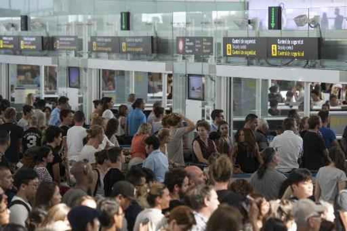 Lange wachtrijen door staking veiligheidspersoneel op luchthaven Barcelona