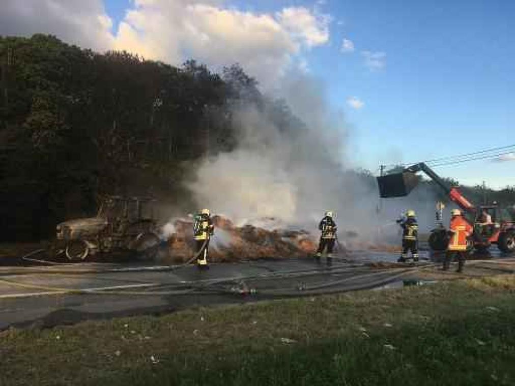 Weg in Henegouwen afgesloten nadat tractor en hooi vuur vatten
