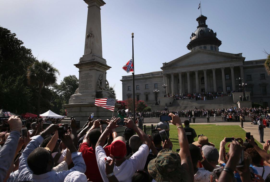 IN BEELD. South Carolina haalt omstreden vlag weg