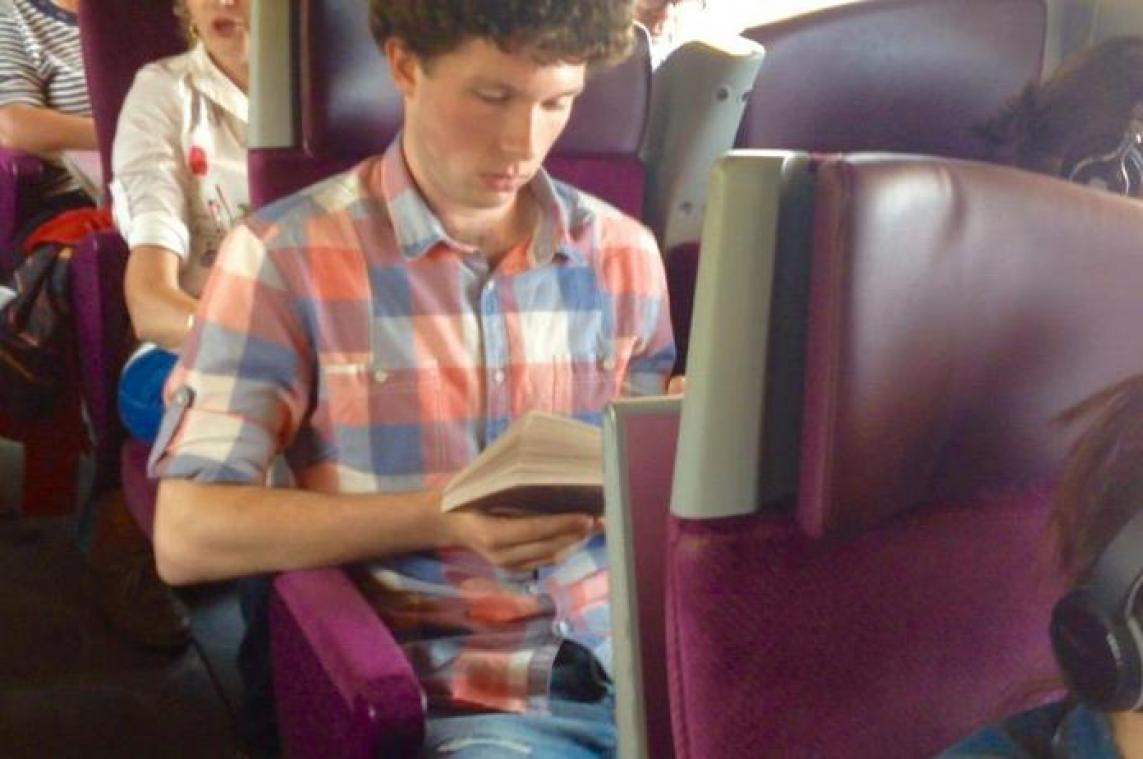 Hij werd  betrapt met een boek op weg naar zijn vakantie