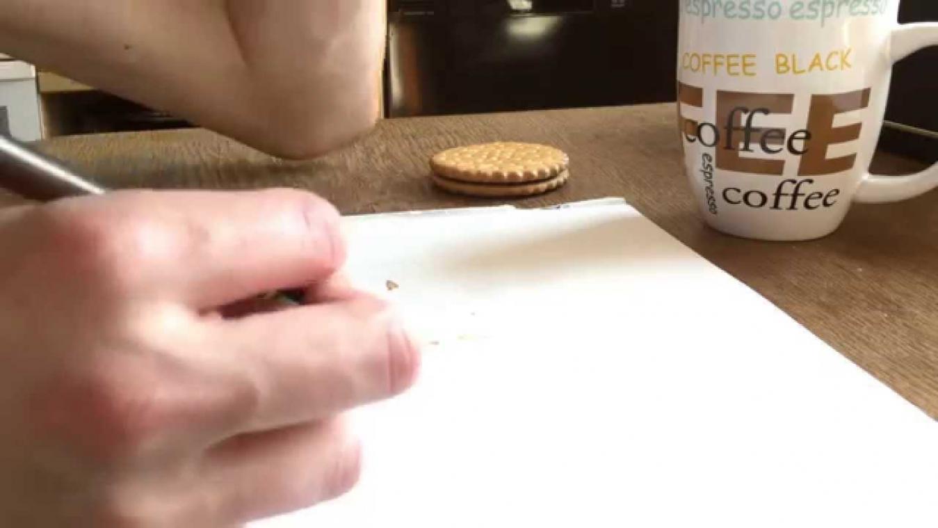 Man tovert koffievlekken om tot schattige monsters