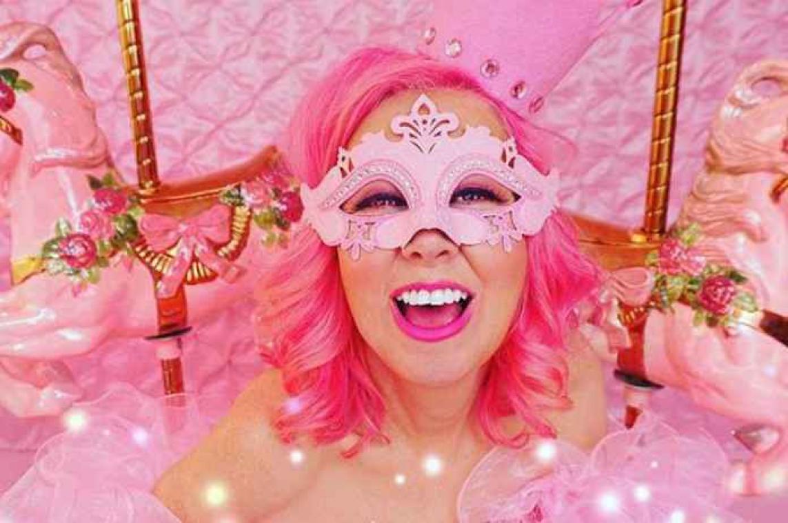 Deze vrouw draagt al bijna veertig jaar alleen maar roze