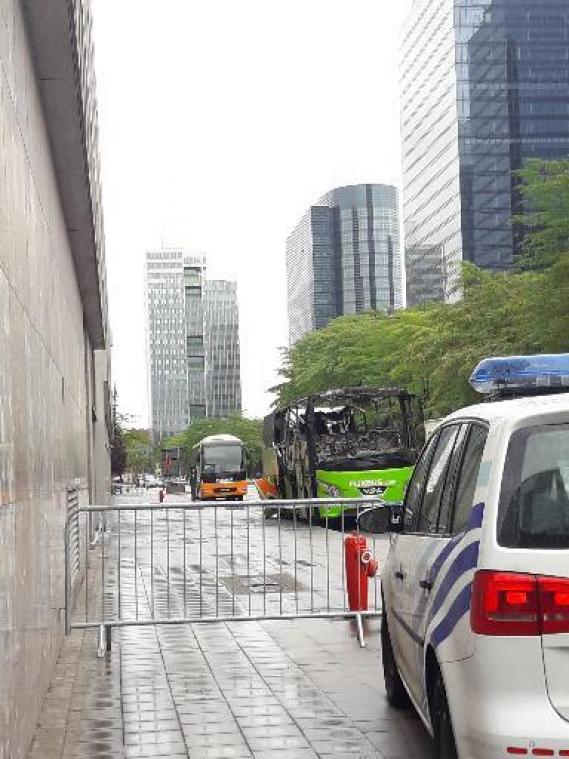 Geparkeerde Flixbus uitgebrand naast Brusselse WTC III-gebouw