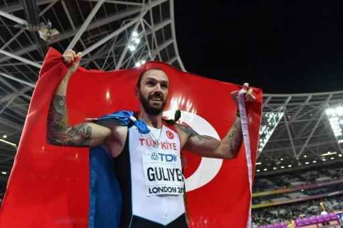 WK atletiek - Turk Ramil Guliyev houdt Wayde van Niekerk van historische dubbel