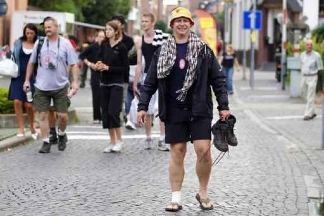 Eerste deelnemers bereiken aankomst van Dodentocht, 1.400 anderen geven op