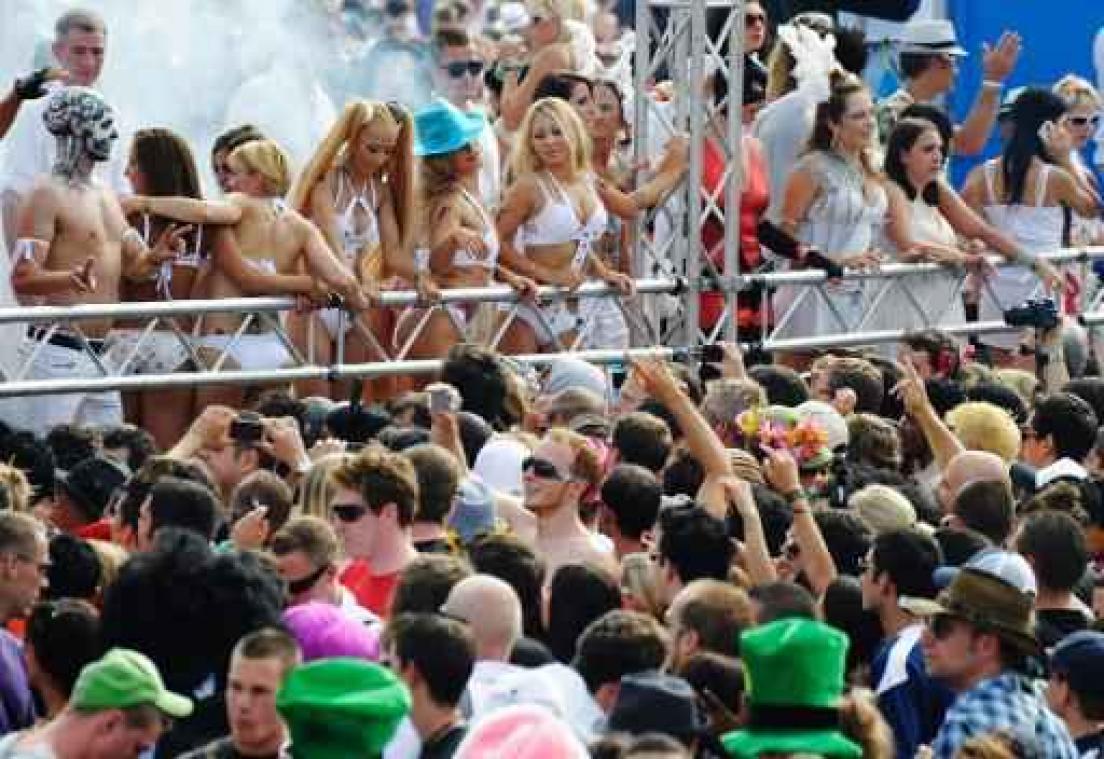 Honderdduizenden technofans op Street Parade in Zürich