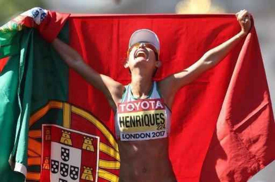 Portugese Ines Henriques snelt in wereldrecord naar goud op 50 km snelwandelen