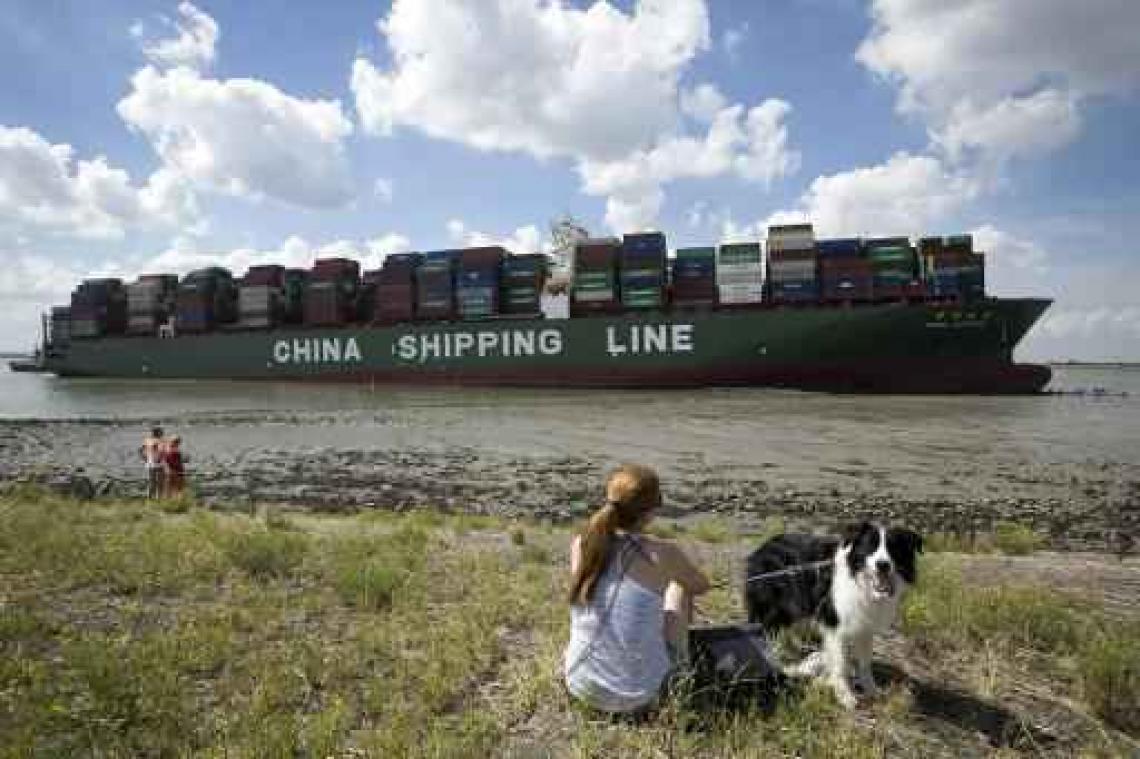 Containerschip loopt vast - Op- en afvaartverbod versoepeld