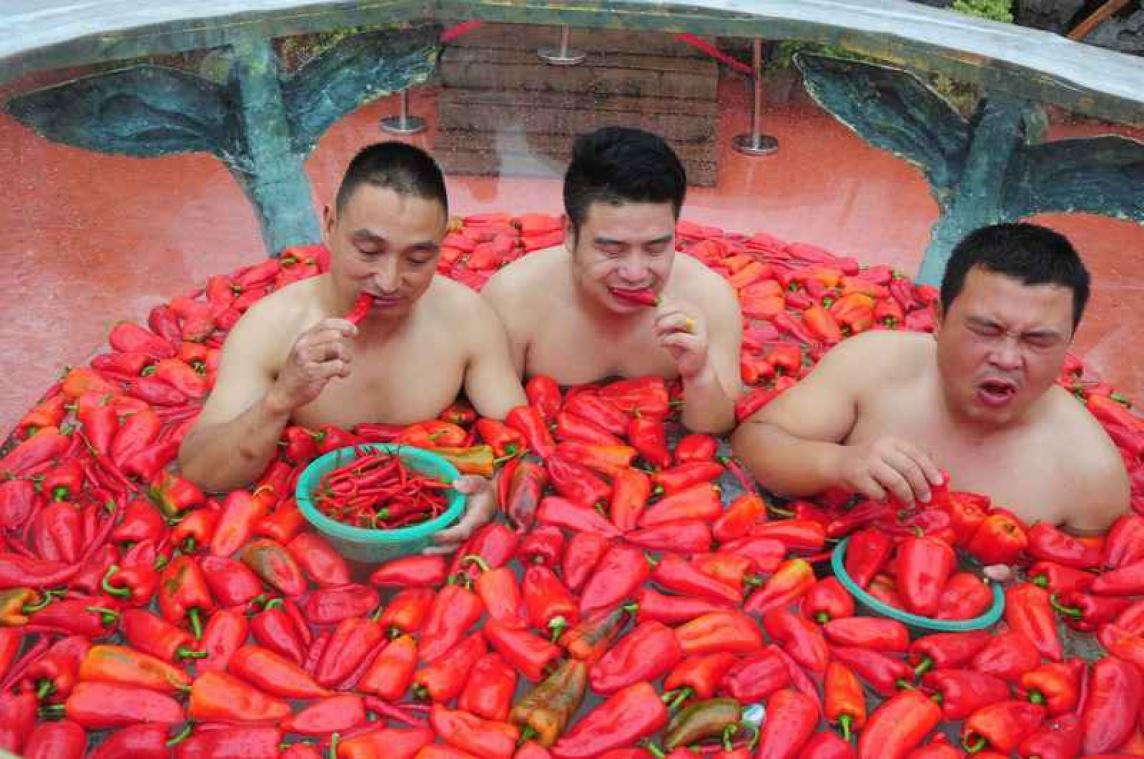 IN BEELD. Halfnaakte Chinezen houden jaarlijkse peper-eetwedstrijd