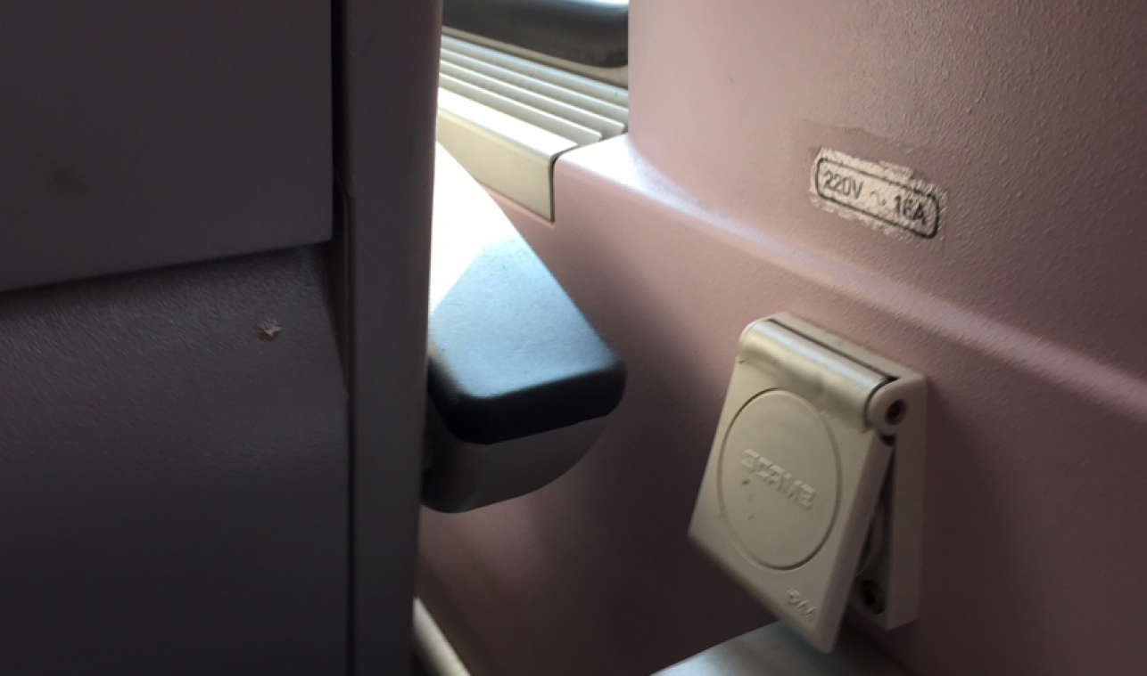 Treinpassagier opgepakt omdat hij gsm oplaadt aan stopcontact in wagon