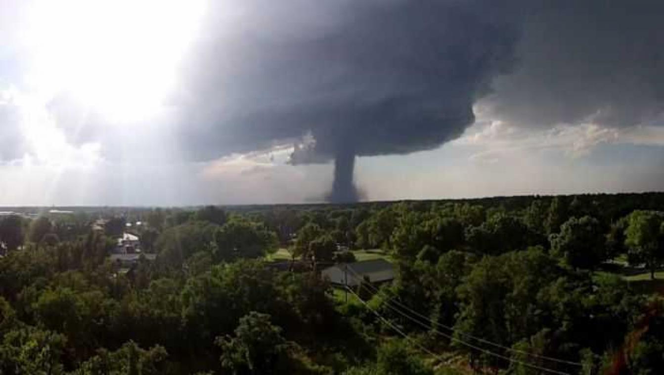 Drone maakt indrukwekkende beelden van tornado