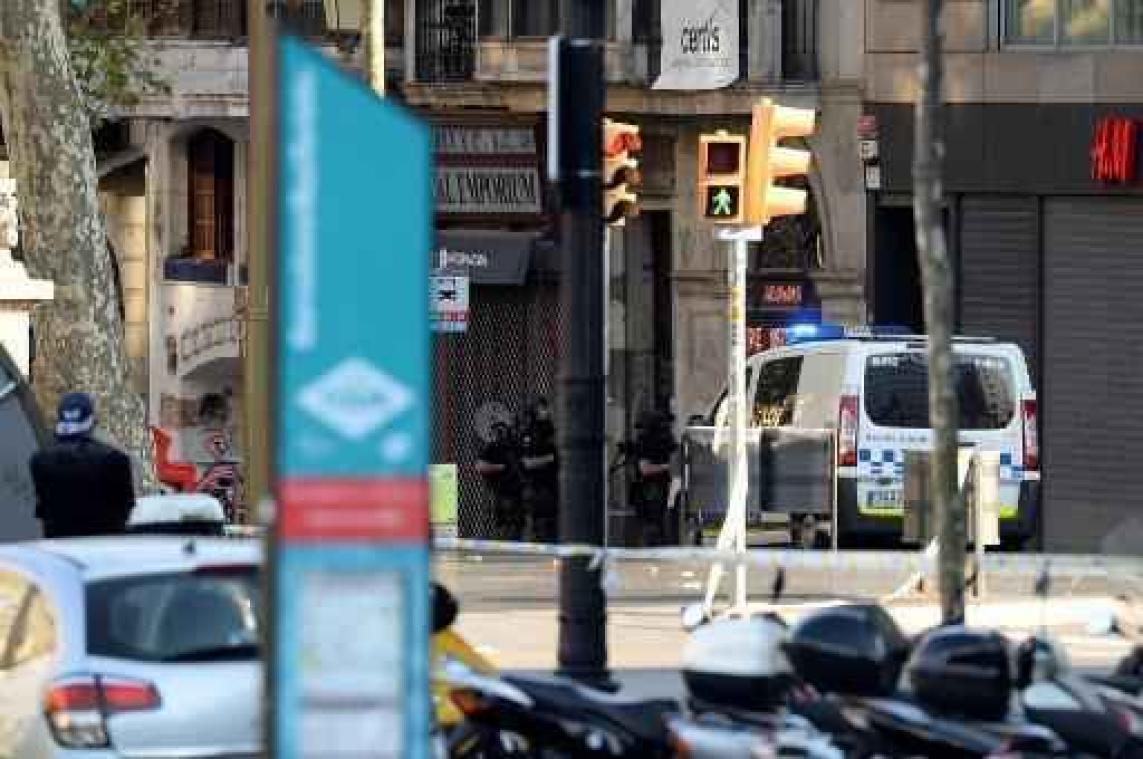 Aanslag Barcelona: twee gewapende mannen verschansen zich in restaurant