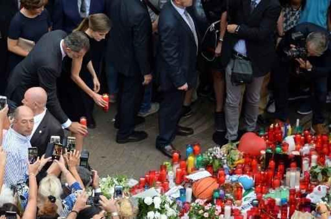 Aanslagen Catalonië - Spaans koningspaar legt bloemen neer op Ramblas