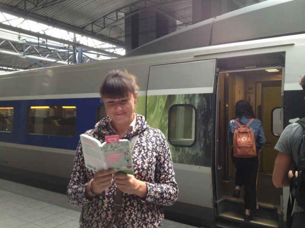 Zij werd betrapt met een boek op weg naar haar vakantie