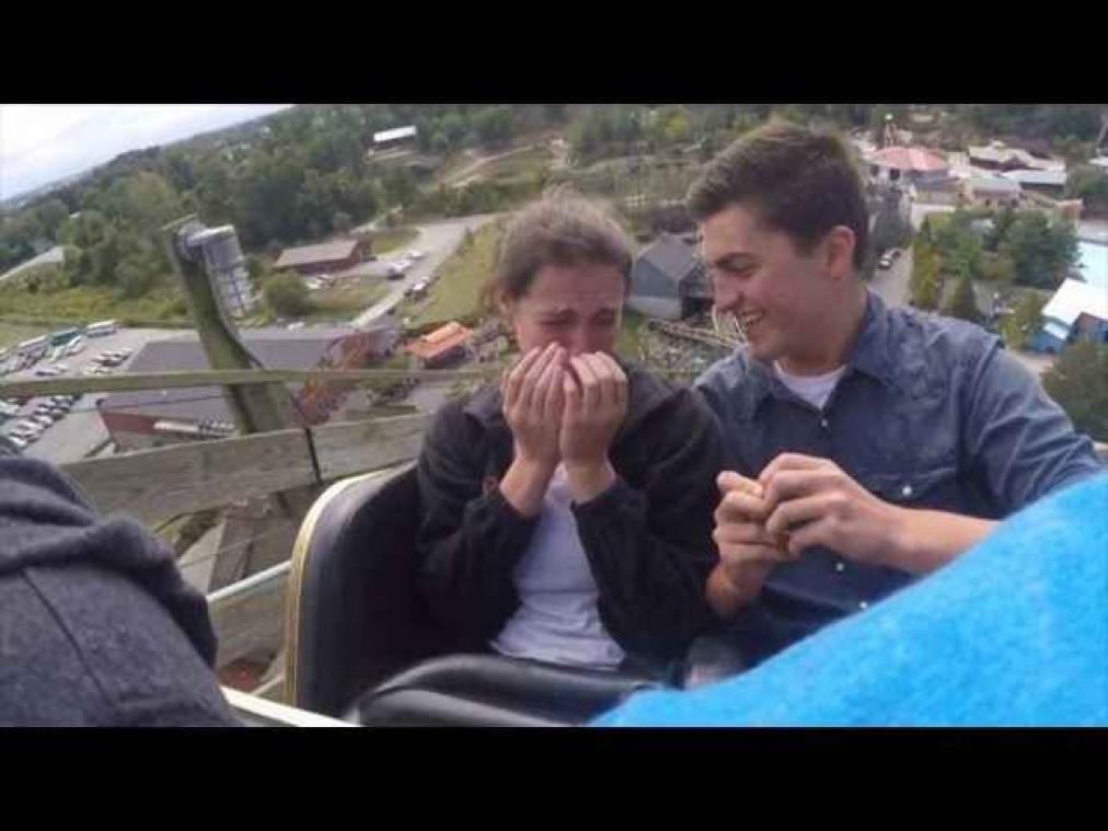 Video. Jongeman vraagt vriendin ten huwelijk tijdens achtbaanritje
