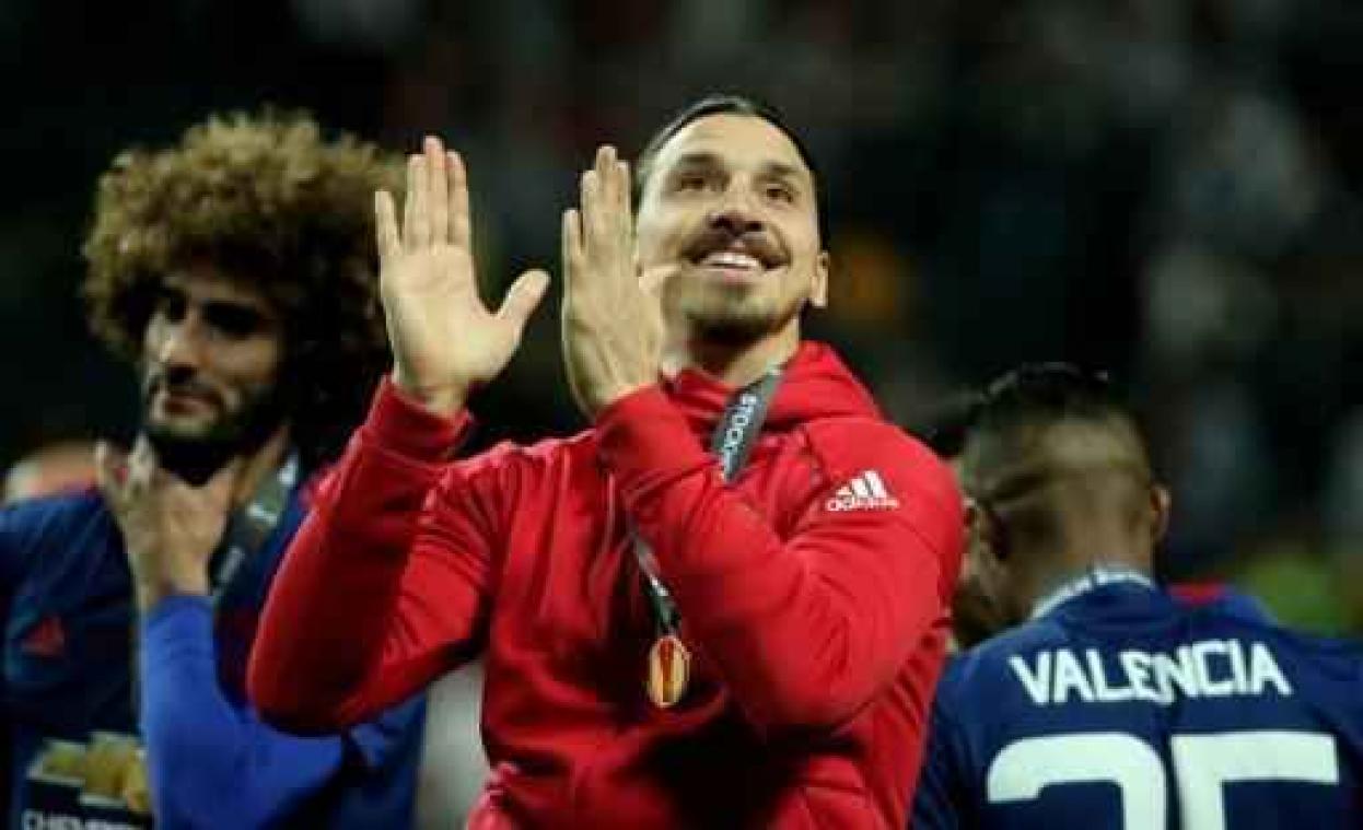 Ibrahimovic blijft een seizoen langer bij Manchester United