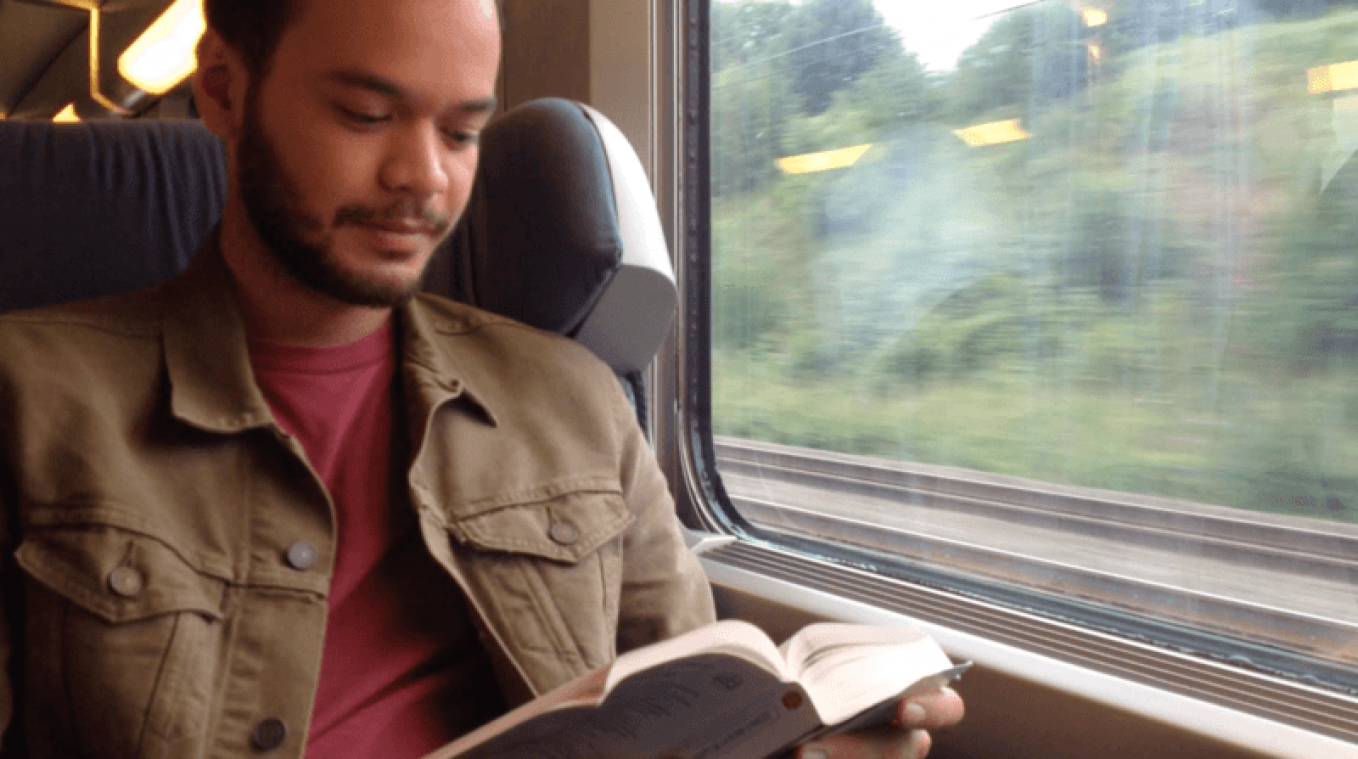 Hij werd betrapt met een boek op weg naar zijn vakantie