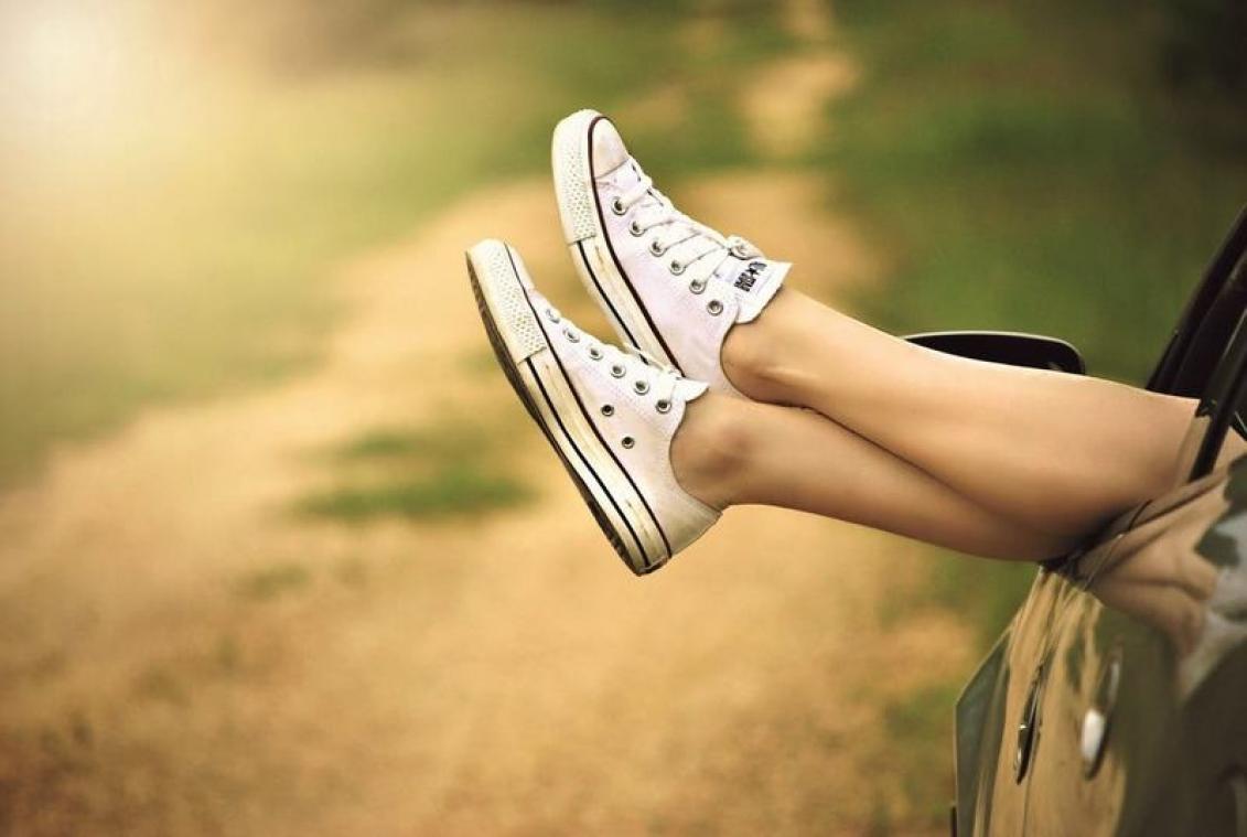 Zo krijg je je witte sneakers opnieuw proper