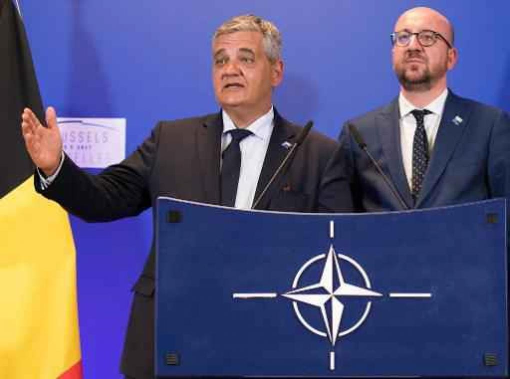 Militairen aangevallen in Brussel - Charles Michel en Steven Vandeput steunen militairen