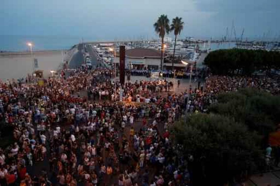 Aanslagen Catalonië - Zestienduizend mensen nemen deel aan mars tegen terreur in Cambrils