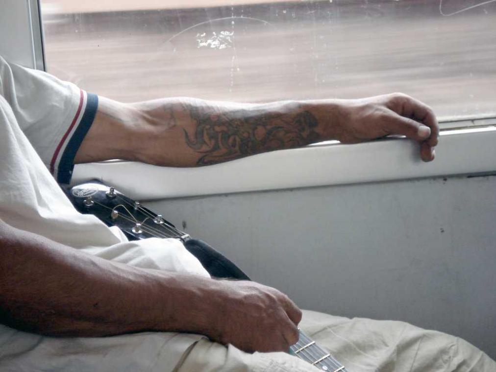 Kraning oudje ontsnapt uit bejaardentehuis om een tatoeage te laten zetten