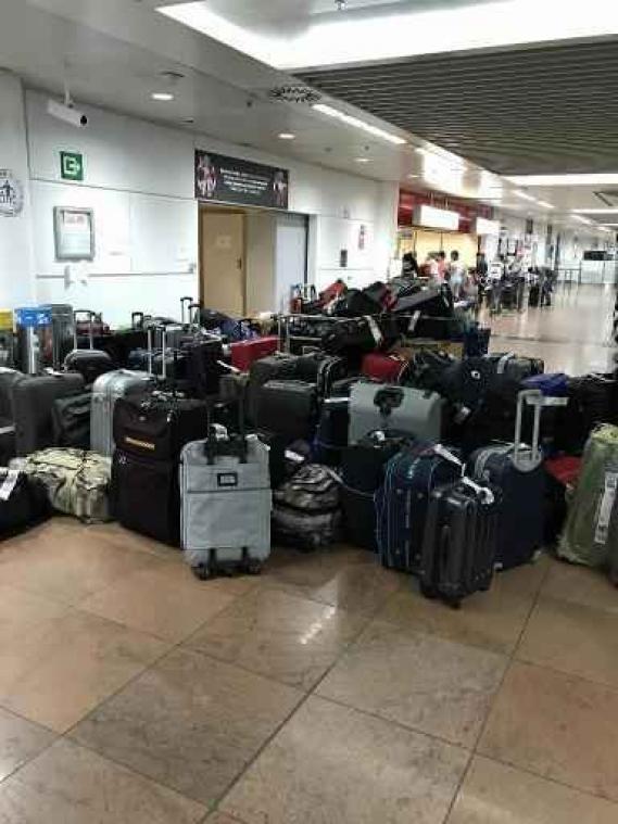 Staking Swissport - Honderden reizigers komen verloren bagage ophalen op de luchthaven