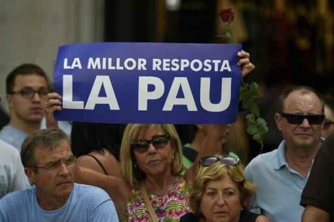 Aanslagen Catalonië - Betoging tegen terreur in de straten van Barcelona van start - Spaanse koning stapt mee op