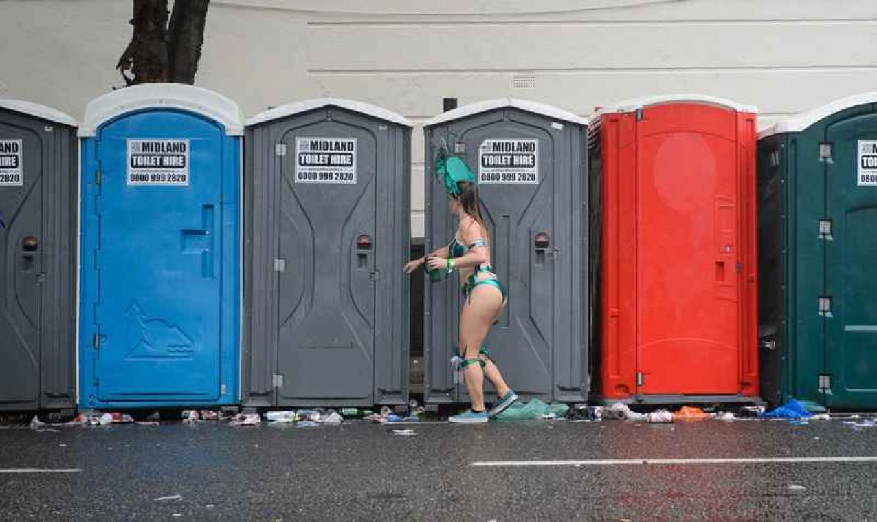 Toilet op festival verbergt ingang naar geheim feest