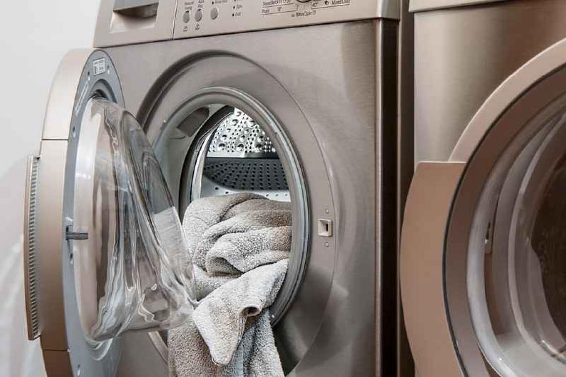 Jongetje speelt verstoppertje en zit vast in wasmachine