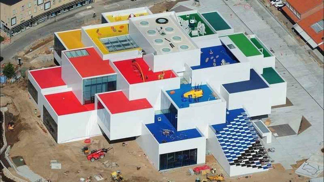 Lego bouwt een Legogebouw in het echt