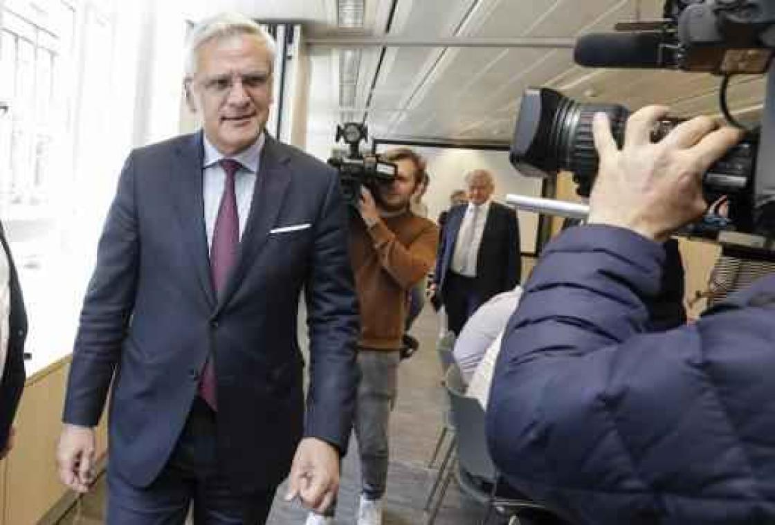 Peeters roept vakbonden op eerst met regering te praten