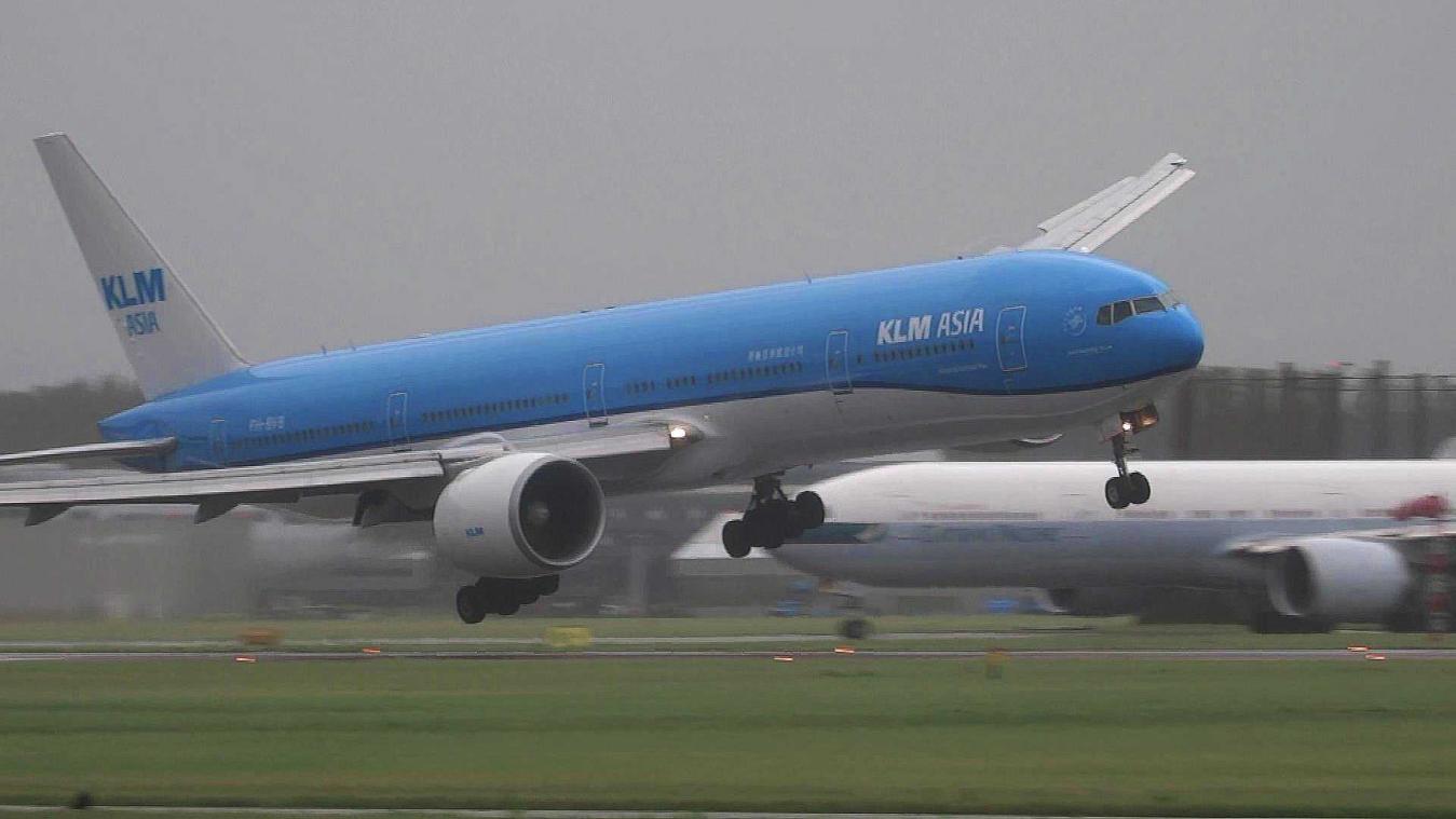 Video van onwaarschijnlijke vliegtuiglanding toont de effecten van de zomerstorm afgelopen weekend