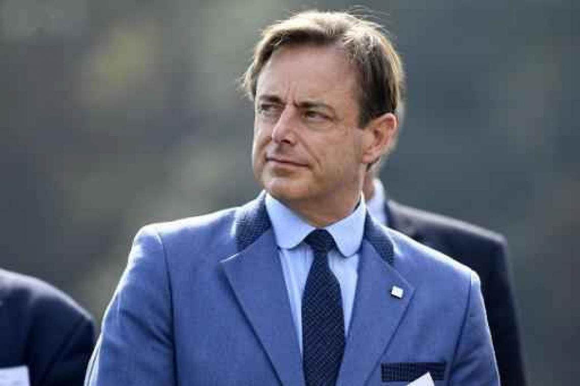 Burgemeester De Wever hoopt op "signaal van buurt" na aanval op politieagenten