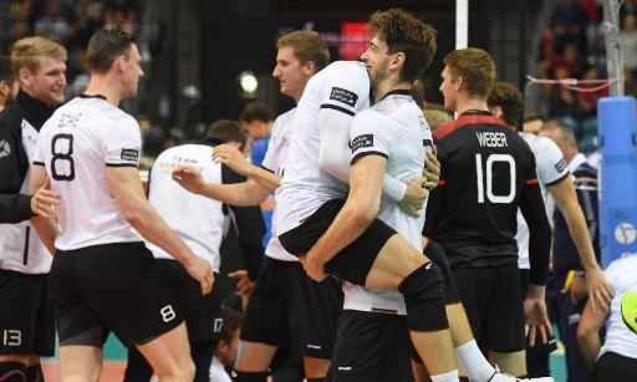 EK volley (m) - Duitsland plaatst zich voor finale na spectaculaire comeback