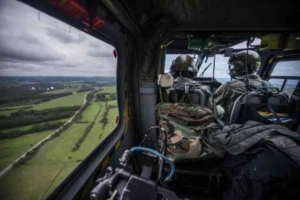 Piloot van Defensie valt uit helikopter na demonstratievlucht in Amay