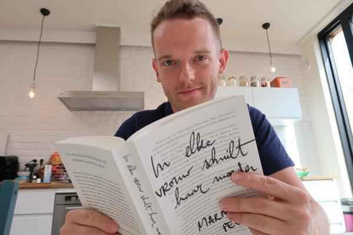 Tom De Cock leest mee met Metro: "Zonder een boek  kan ik niet slapen"