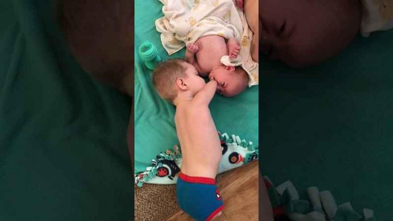 VIDEO. Hartverwarmend: jongetje zonder armen troost babybroertje