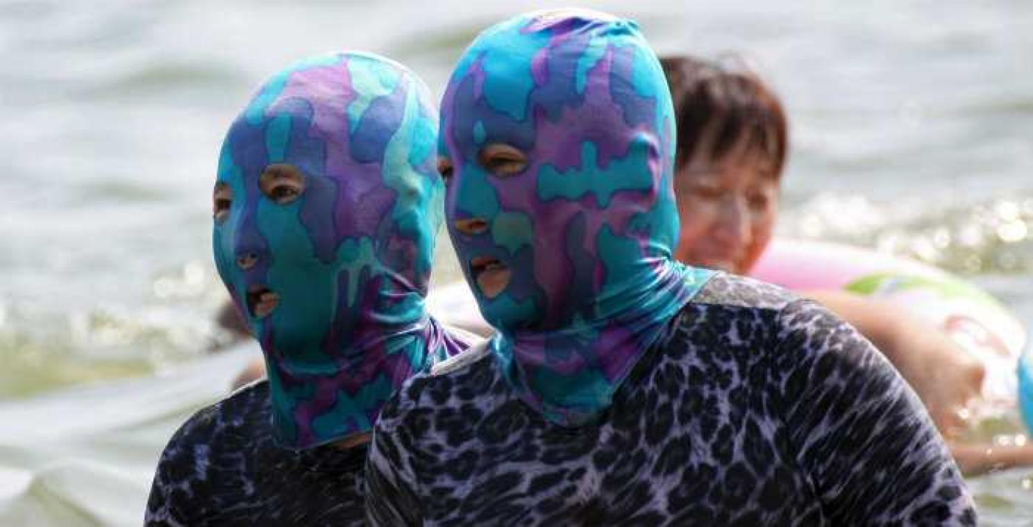 IN BEELD. De facekini verovert Chinese stranden