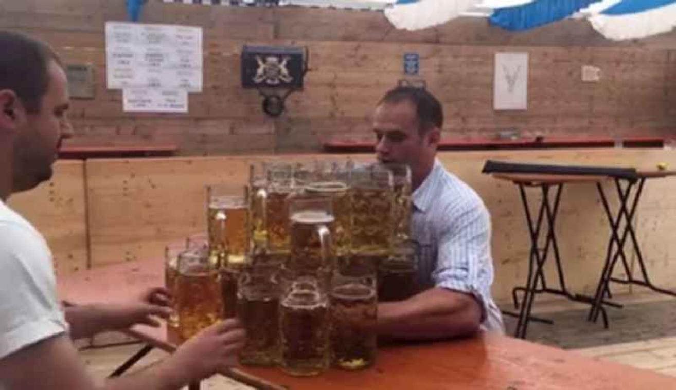 Duitser verbreekt eigen record bierkannen dragen