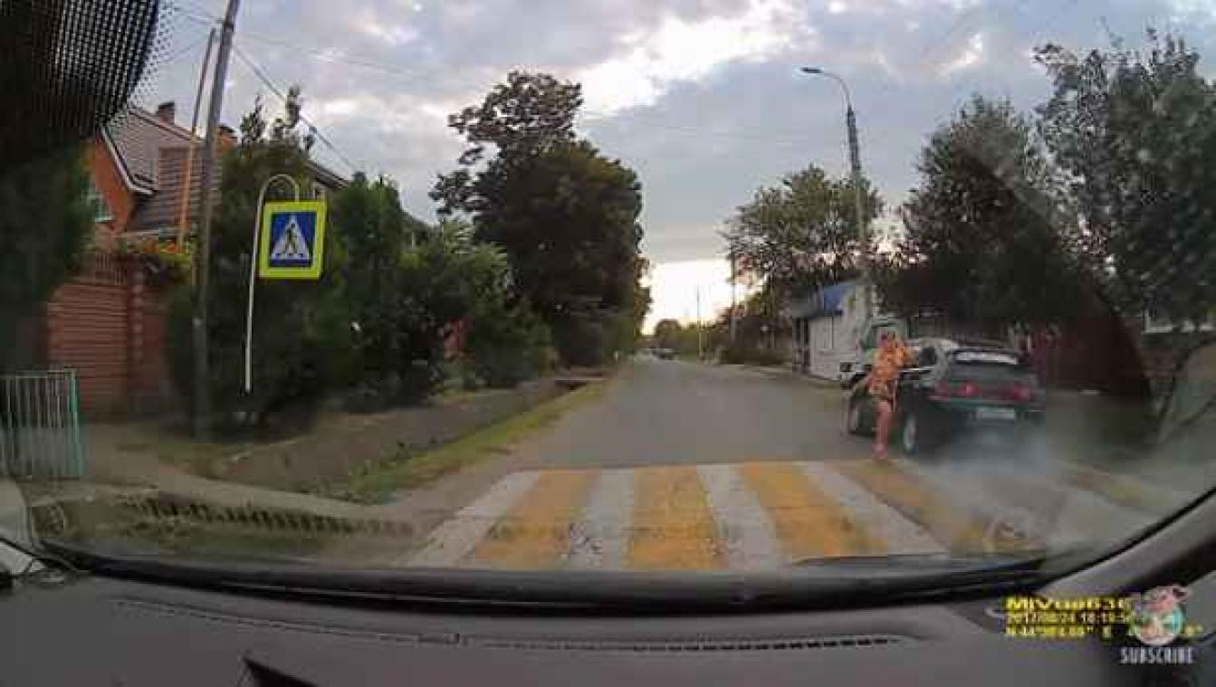 VIDEO. Katachtige reflexen behoeden meisje voor aanrijding
