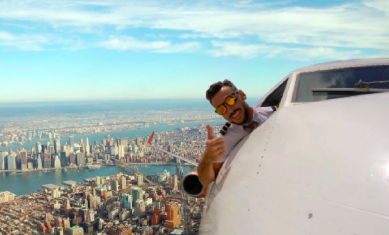 Piloot lijkt selfies uit cockpitraam te maken