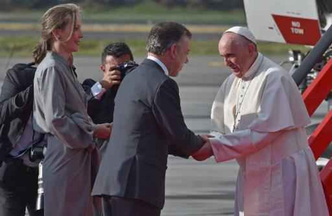 Paus Franciscus aangekomen in Colombia