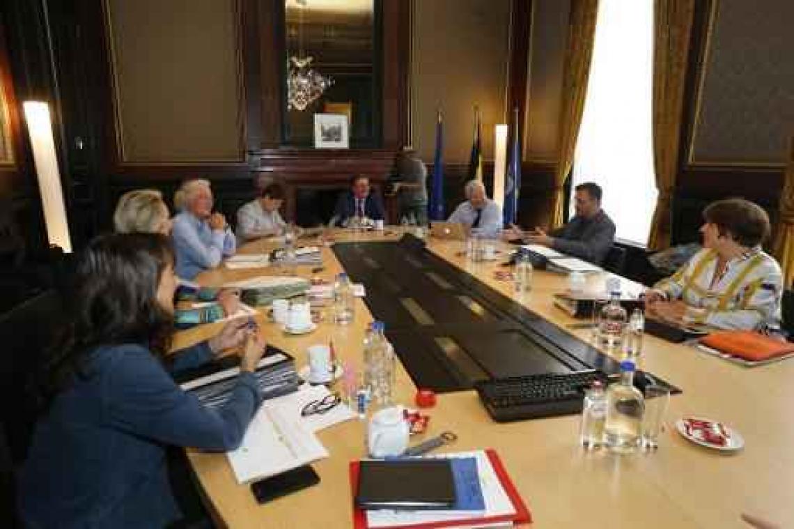 Brusselse regering legt zitpenningen aan banden